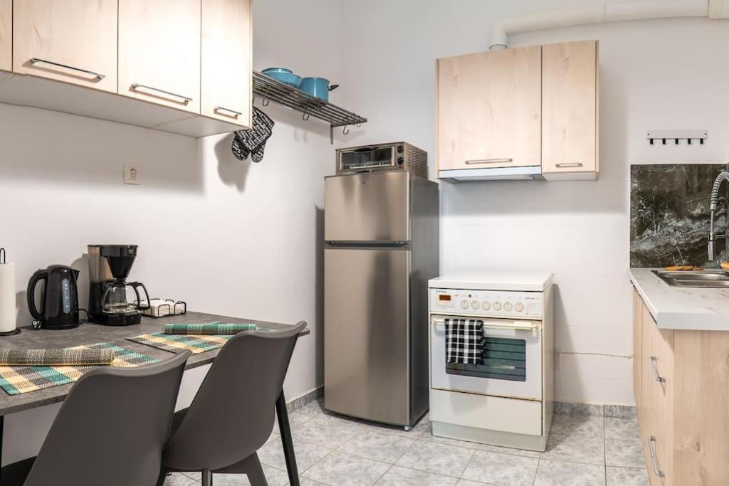 4 Family And Friends - Acropolis View Apartment เอเธนส์ ภายนอก รูปภาพ
