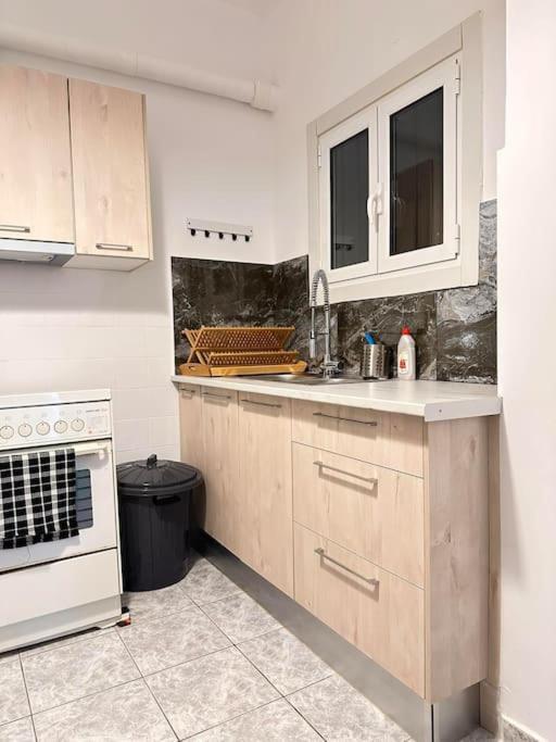 4 Family And Friends - Acropolis View Apartment เอเธนส์ ภายนอก รูปภาพ