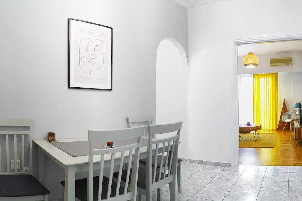 4 Family And Friends - Acropolis View Apartment เอเธนส์ ภายนอก รูปภาพ