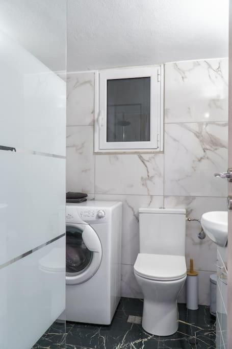 4 Family And Friends - Acropolis View Apartment เอเธนส์ ภายนอก รูปภาพ