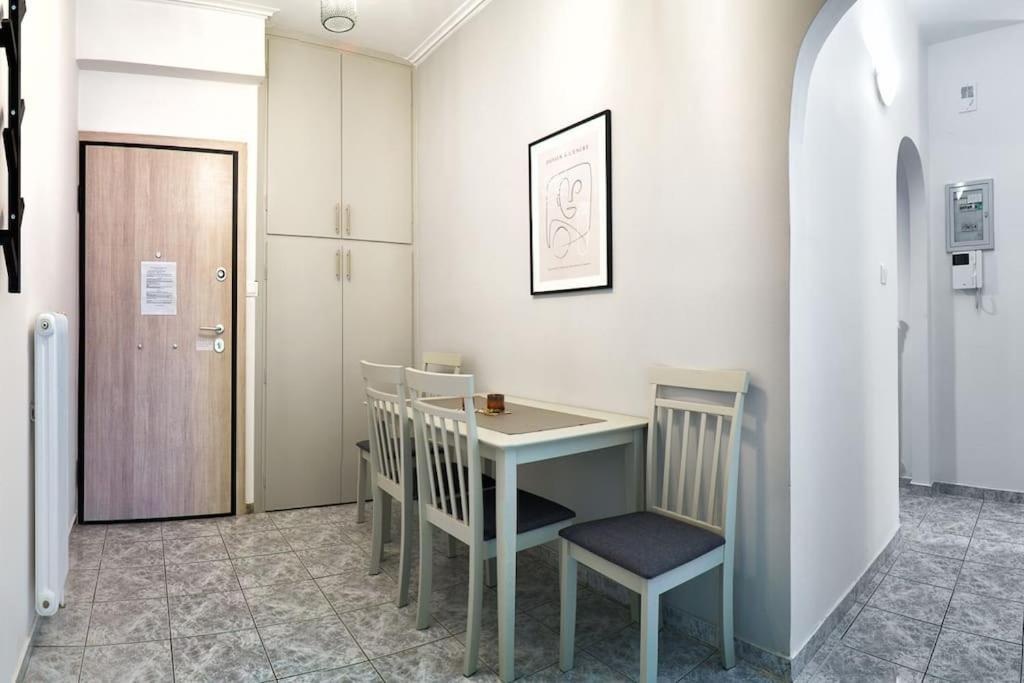 4 Family And Friends - Acropolis View Apartment เอเธนส์ ภายนอก รูปภาพ